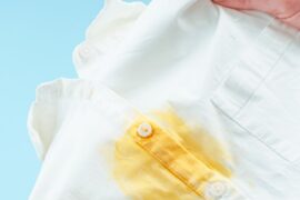 Sunscreen usually causes yellow or greasy stains on white clothing.
