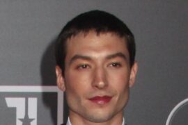 To "bat girl"-Hammer: "the flash" Ezra Miller doesn't face the same fate
