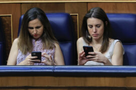 The Minister of Equality, Irene Montero (r) and the Minister of Social Rights, Ione Belarra (i) observe their m