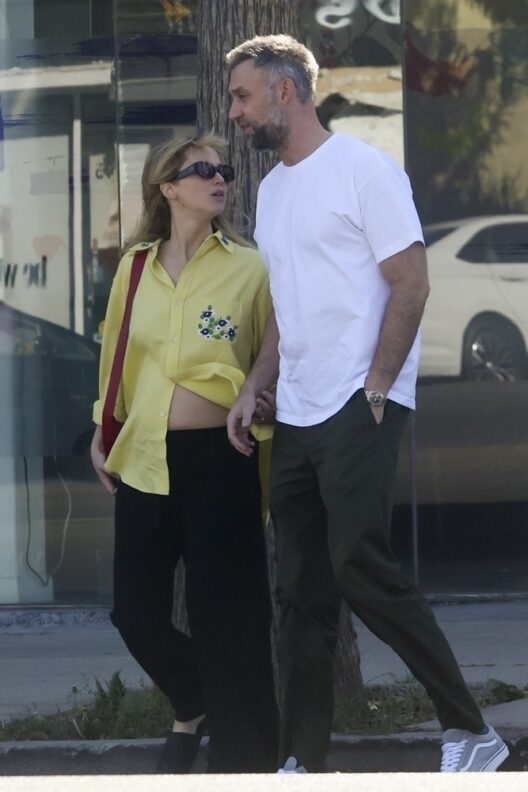 Jennifer Lawrence - Kiss with Cooke Maroney in Studio City 10-21-2024 (6)